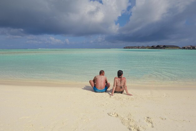 heureux jeune couple romantique amoureux s'amuser à courir et se détendre sur la belle plage