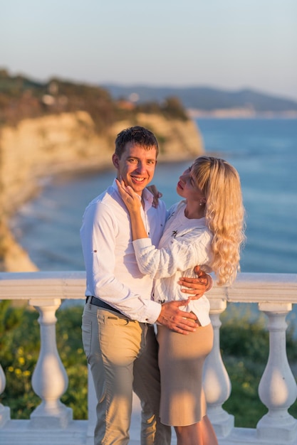 Heureux jeune couple romantique profitant d'une belle promenade au coucher du soleil sur la mer Noire