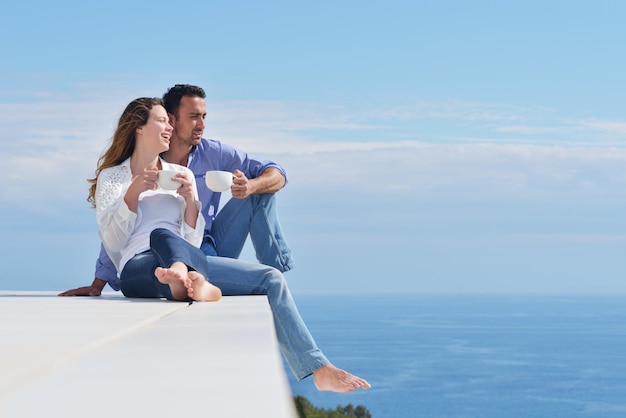 heureux jeune couple romantique s'amuser se détendre sourire à la maison moderne à l'intérieur et à l'extérieur