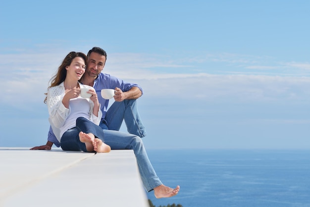 heureux jeune couple romantique s'amuser se détendre sourire à la maison moderne à l'intérieur et à l'extérieur