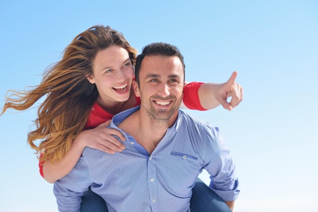 heureux jeune couple romantique s'amuser se détendre sourire à la maison moderne à l'intérieur et à l'extérieur