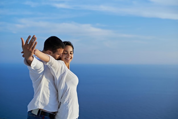 heureux jeune couple romantique s'amuser se détendre sourire à la maison moderne terrasse extérieure balcon