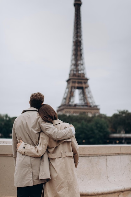 Heureux jeune couple s'amusant à l'extérieur et souriant