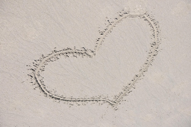 heureux jeune couple s'amuser et se détendre sur la plage