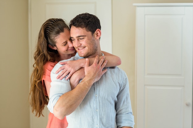 Heureux jeune couple s&#39;embrassant dans le salon