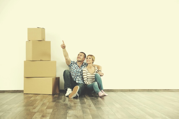 Heureux jeune couple se déplaçant dans une nouvelle maison