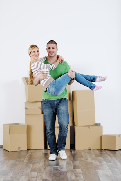 Heureux jeune couple se déplaçant dans une nouvelle maison