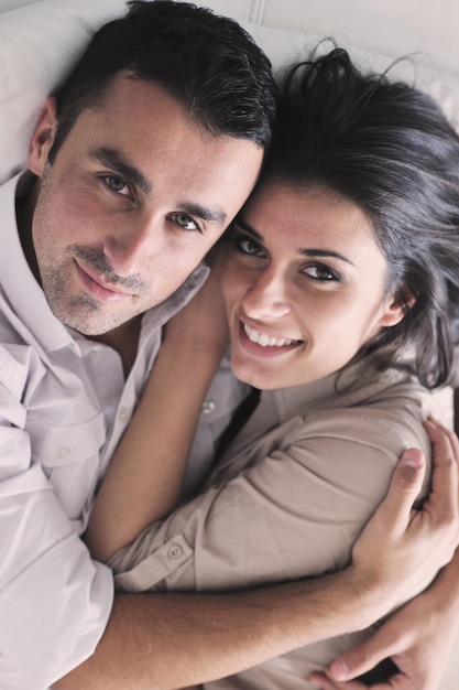 Heureux jeune couple se détendre dans le salon de la maison moderne à l'intérieur