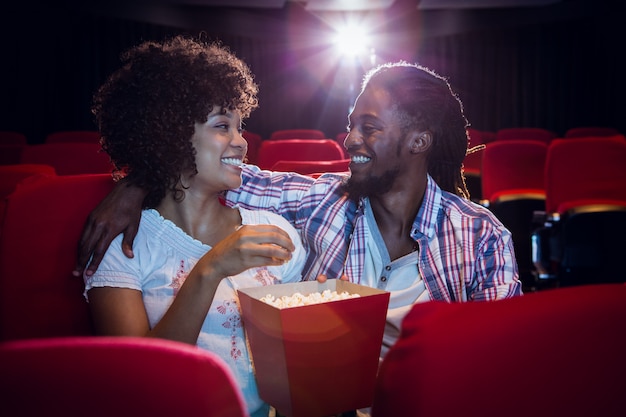 Heureux jeune couple se regardant