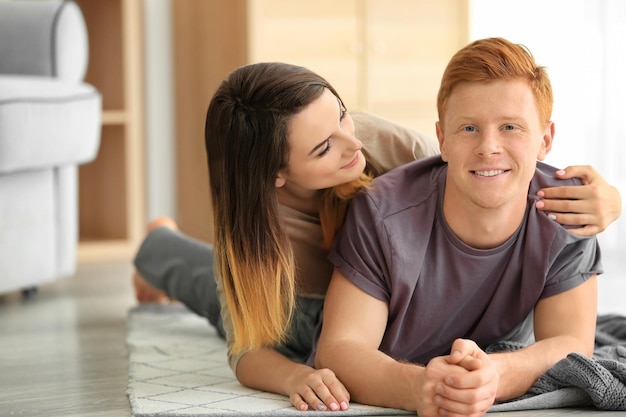 Heureux jeune couple se reposant à la maison