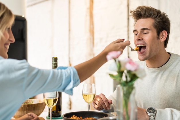 heureux jeune couple en train de dîner à la maison