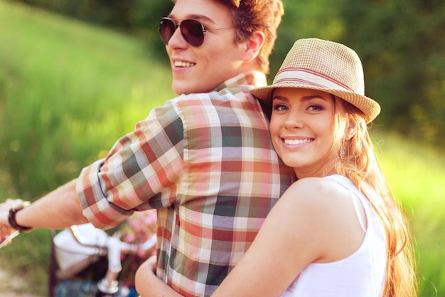 Heureux jeune couple à vélo