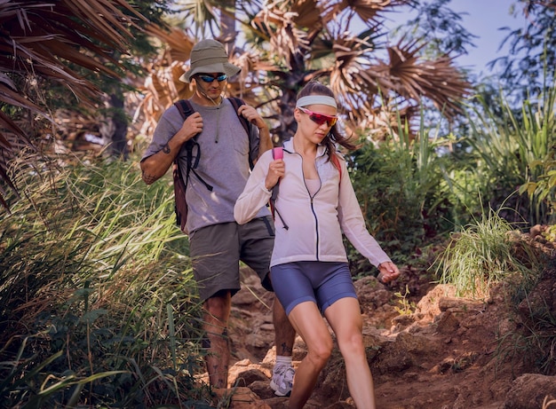 Heureux jeune couple voyageant dans la forêt de la jungle près de l'océan