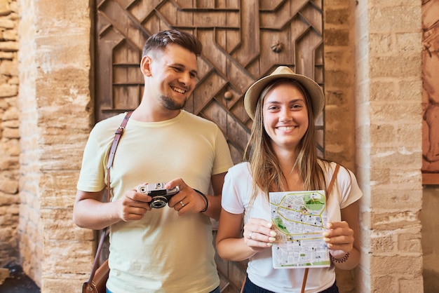 Heureux jeune couple de voyageurs