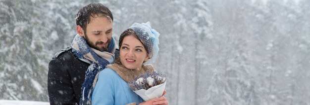 Heureux jeune couple à Winter Park. Famille à l'extérieur au château.