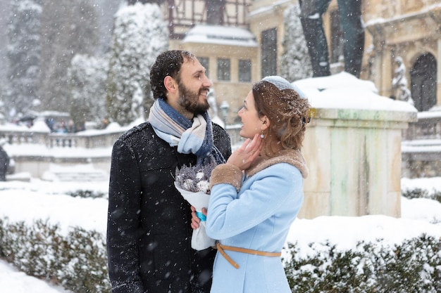 Heureux jeune couple à Winter Park Family en plein air au château