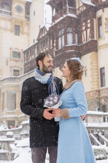 Heureux jeune couple à Winter Park Family en plein air au château