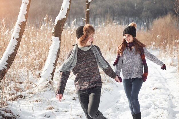 Heureux jeune couple à Winter Park s'amuser.Famille à l'extérieur