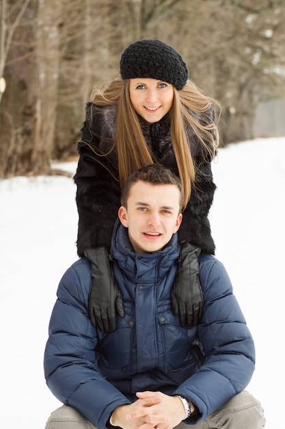 Heureux jeune couple à Winter Park s&#39;amuser