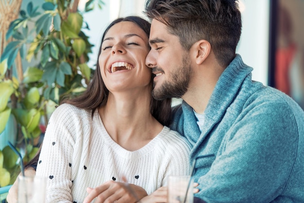 Heureux jeune couple