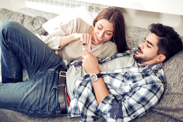 Heureux jeune couple