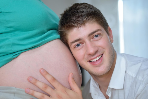 heureux jeune cuple, femme enceinte