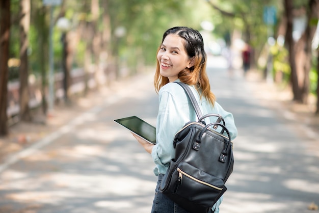 Heureux jeune étudiant universitaire asiatique