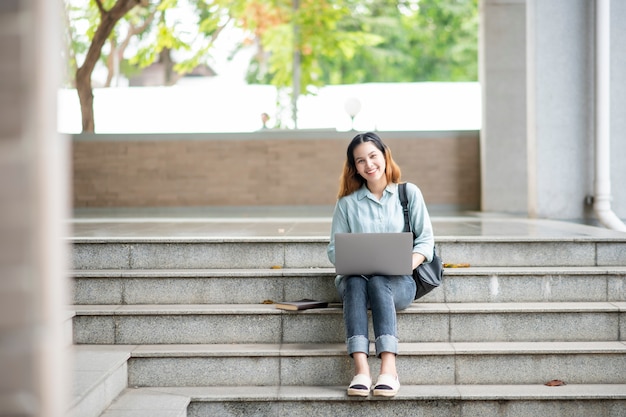 Heureux jeune étudiant universitaire asiatique