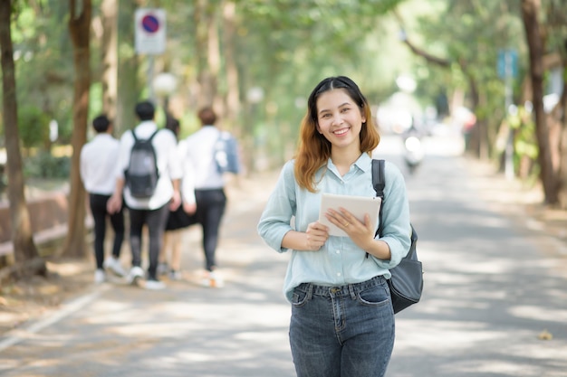 Heureux jeune étudiant universitaire asiatique.