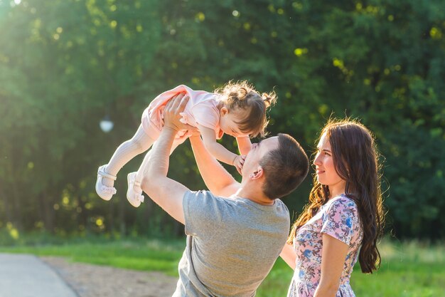 Heureux jeune famille ethnique métisse marchant à l'extérieur.