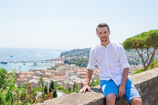 Photo heureux jeune garçon dans la vieille ville côtière de rapallo en ligurie