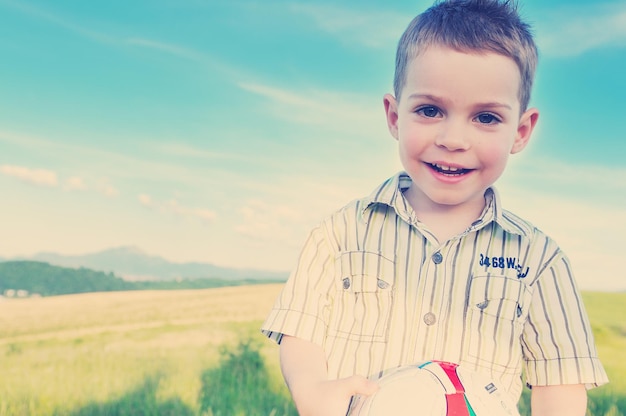 heureux jeune garçon enfant portrait en plein air