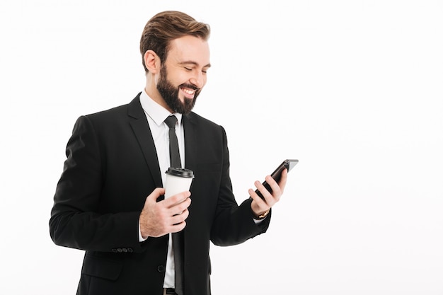 Heureux jeune homme d'affaires à l'aide de téléphone portable, boire du café.