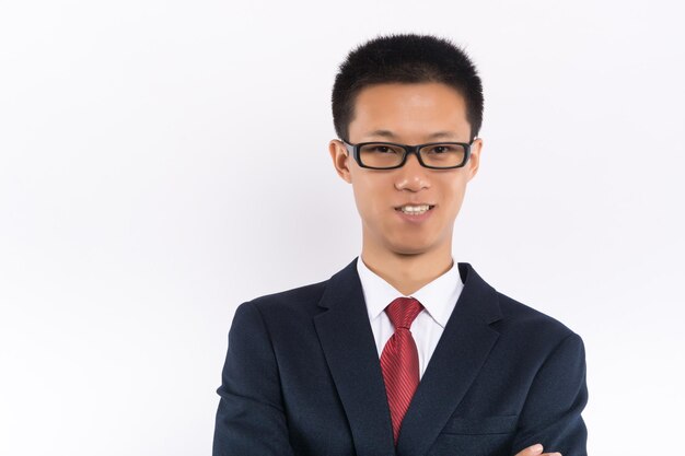 Heureux jeune homme d&#39;affaires présentant isolé sur fond blanc