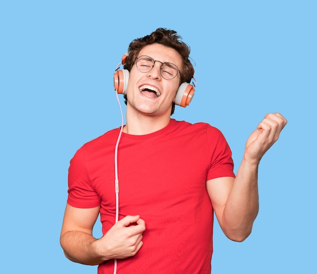 Heureux jeune homme à l'aide d'un casque