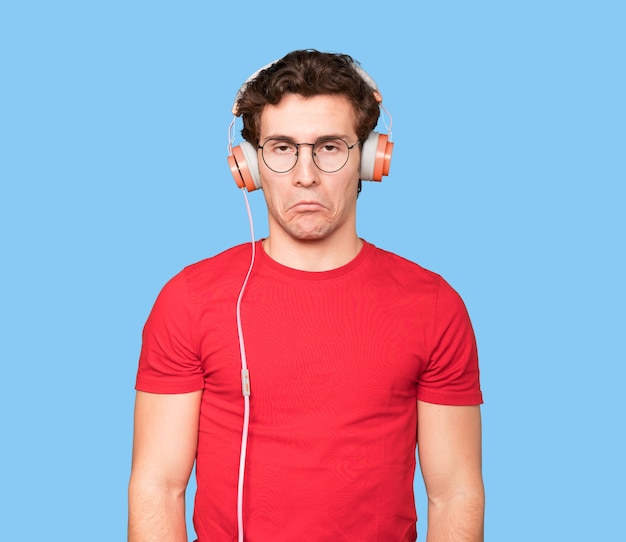 Heureux jeune homme à l'aide d'un casque