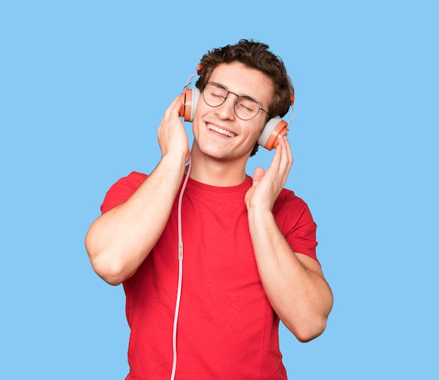 Heureux jeune homme à l'aide d'un casque