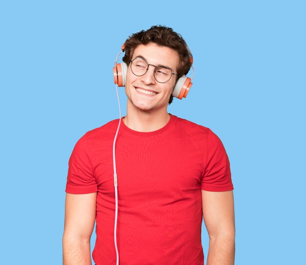 Heureux jeune homme à l'aide d'un casque