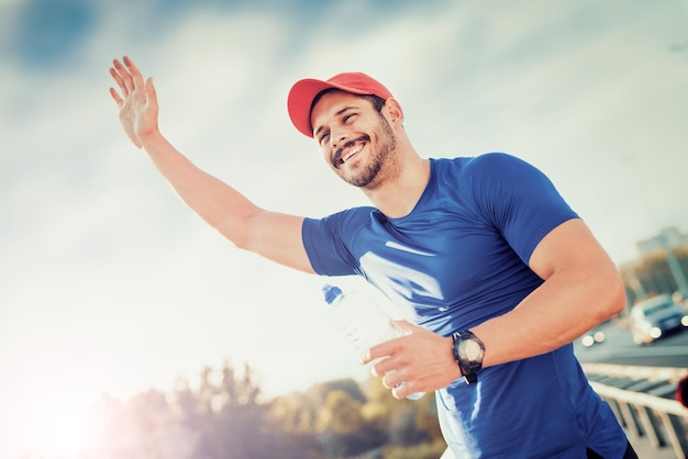 Heureux jeune homme après l'entraînement dans la ville