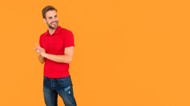 heureux jeune homme avec barbe sur fond jaune avec copie espace soins des cheveux et de la barbe confiant et beau mec mal rasé mode décontractée homme beauté homme avec poils en chemise rouge