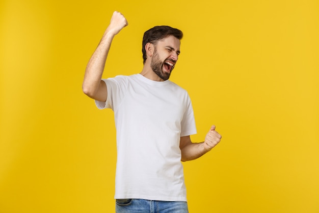 Heureux jeune homme avec bras isolé sur un jaune.