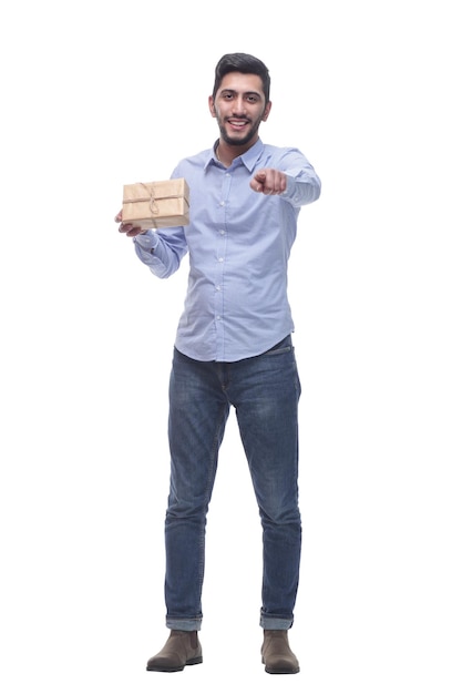 Heureux jeune homme avec un cadeau en papier kraft