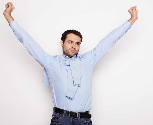 Heureux jeune homme en chemise bleue.