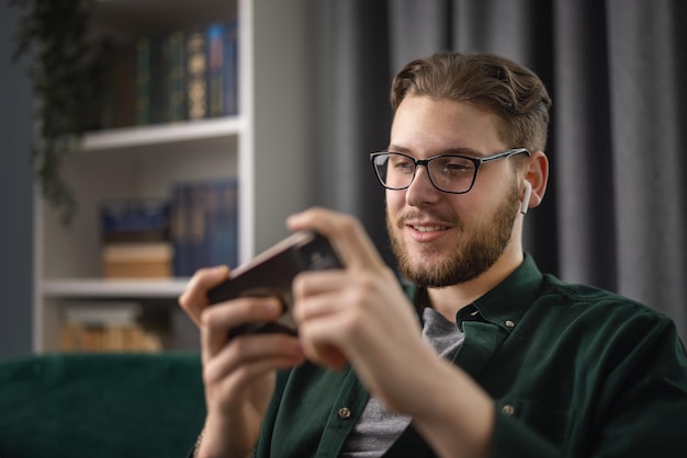 Heureux jeune homme dans des écouteurs sans fil