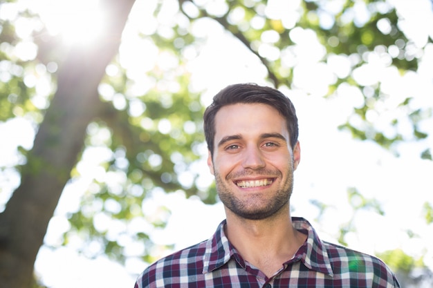 Heureux jeune homme dans le parc