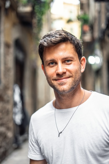 Heureux jeune homme dans la rue urbaine