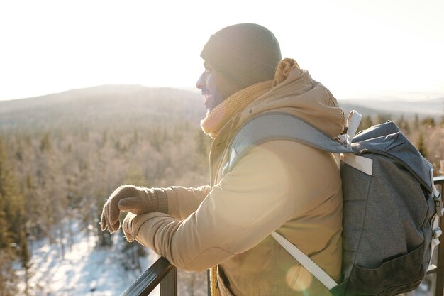 Heureux jeune homme d'origine africaine regardant un paysage majestueux