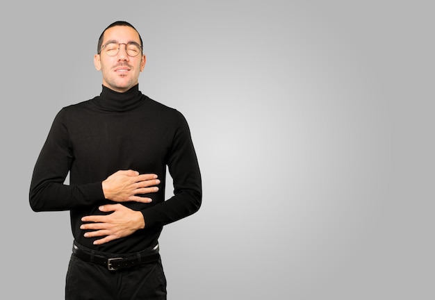 Heureux jeune homme pensant à la nourriture