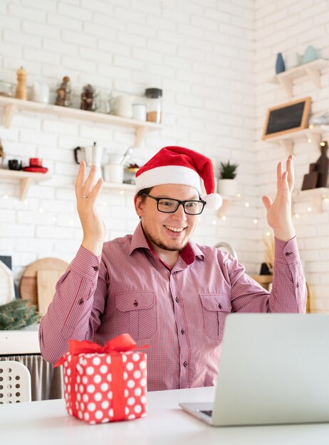 Heureux jeune homme portant bonnet de Noel