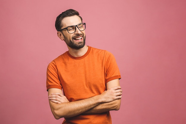 Heureux jeune homme. Portrait de beau jeune homme en gardant les bras croisés et souriant en position debout.